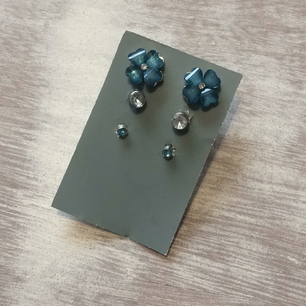 Set of 3 earrings!